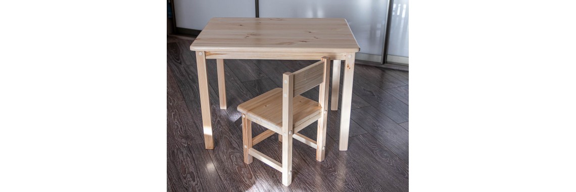 Деревянный столик и стульчик из массива с покрытием лаком