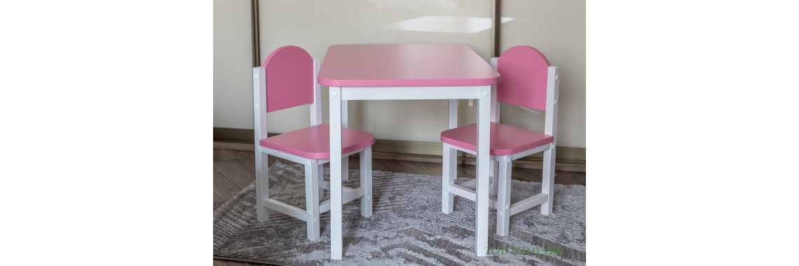 Розовый столик и стульчики для девочек